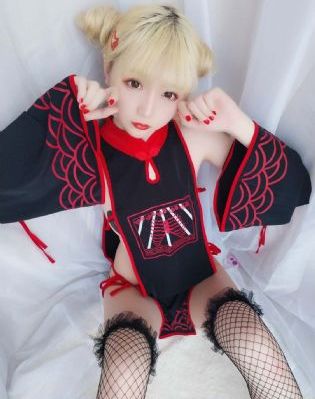 美女露咪咪